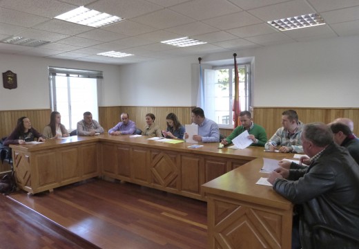 O pleno municipal aproba por unanimidade destinar 13.351 euros do PAI 2016 a amortizar a débeda bancaria do Concello de Frades